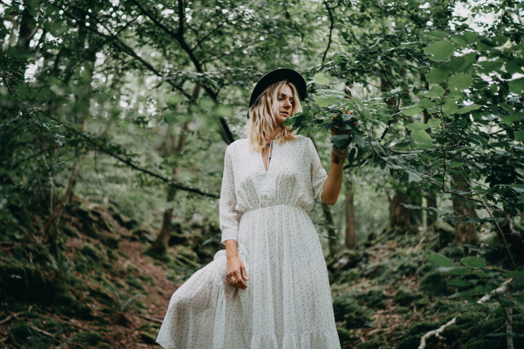 dziewczyna znikąd w białej sukni w lesie