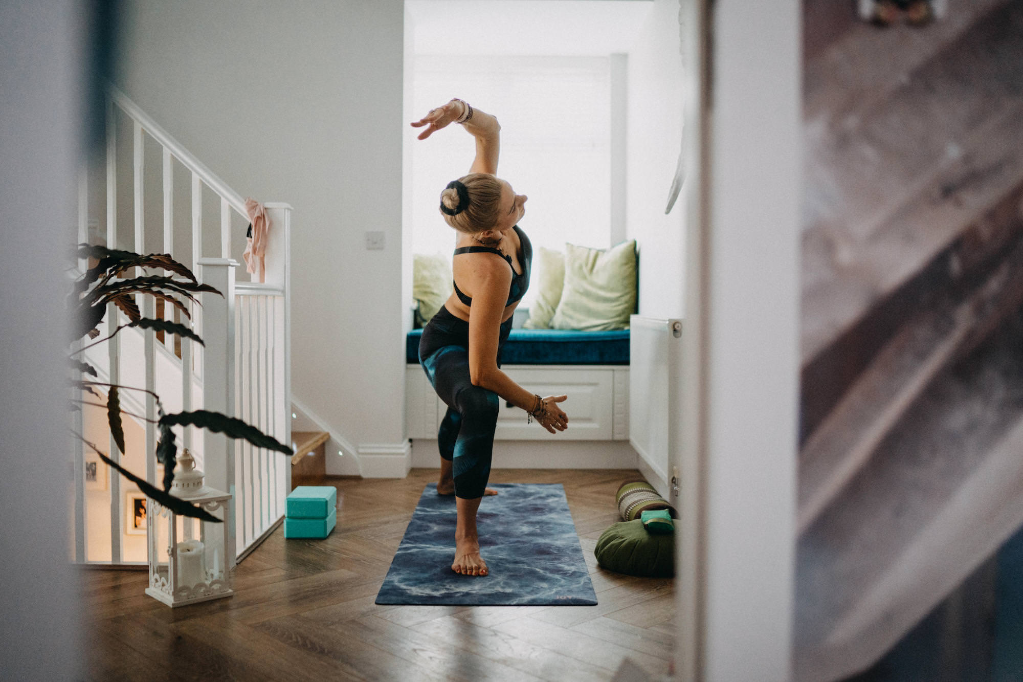yoga w domu na macie