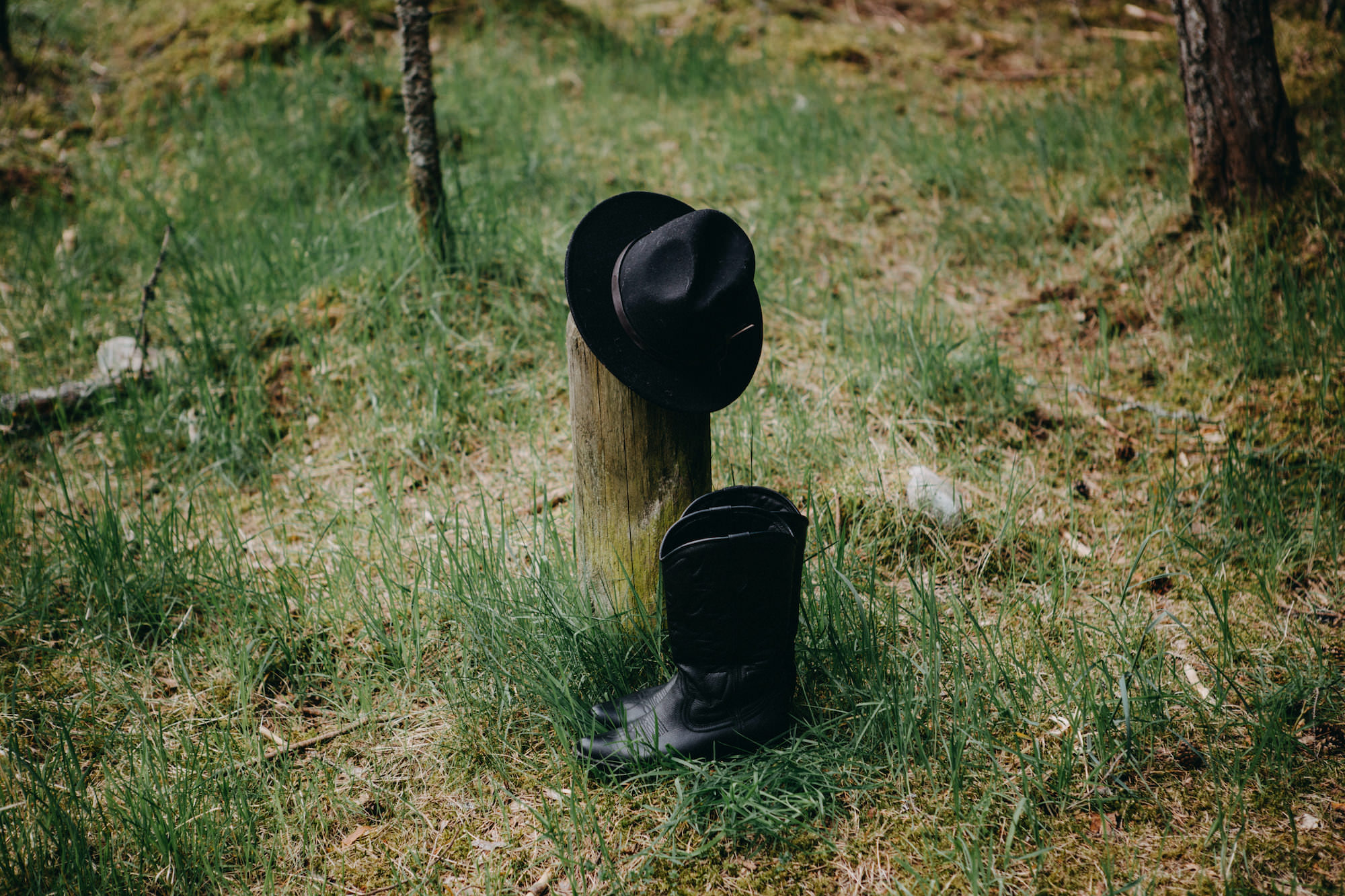 kapelusz i buty w lesie