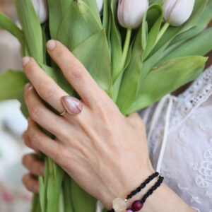 pierścionek z brzoskwiniowym agatem