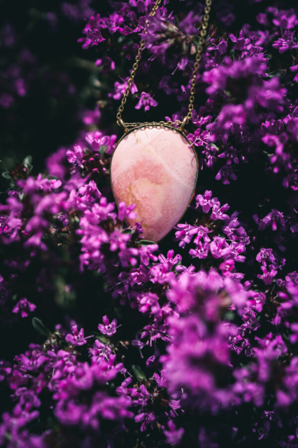 naszyjnik z różowym opalem